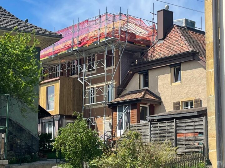 Réfection sous échafaudage, bâtiment ancien