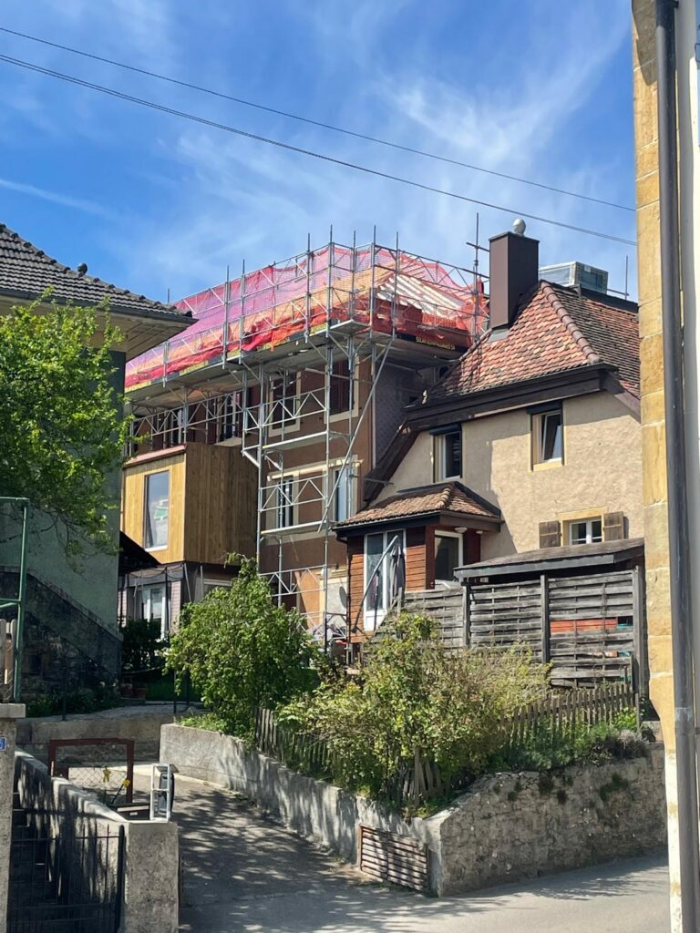 Réfection sous échafaudage, bâtiment ancien — Lausanne