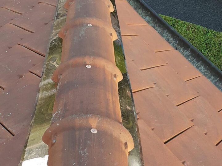 Reprise de faîtage en pose ventilée