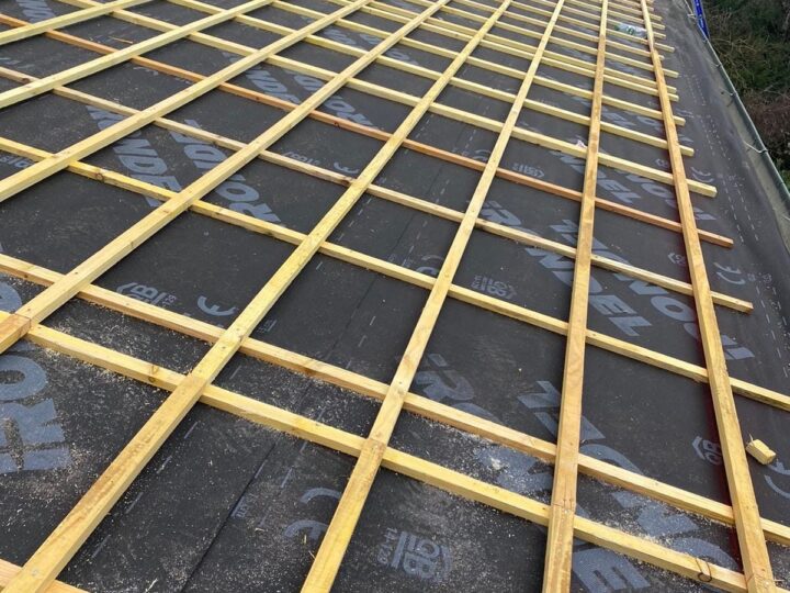 Sous-toiture et lattage posés en plein hiver