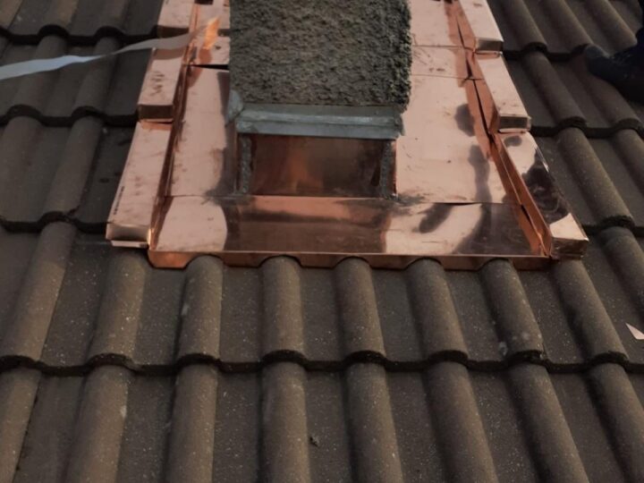 Solin de cheminée en cuivre sur tuiles béton